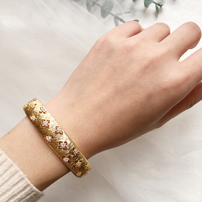 Diamond Four Leaf Flower Bracelet Vintage Style Hollow Bangle_voghion.com