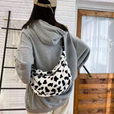 ins fashion Dairy cow Bag 2020 new pattern Autumn and winter lovely Plush Totes High-capacity One shoulder Inclined shoulder bag