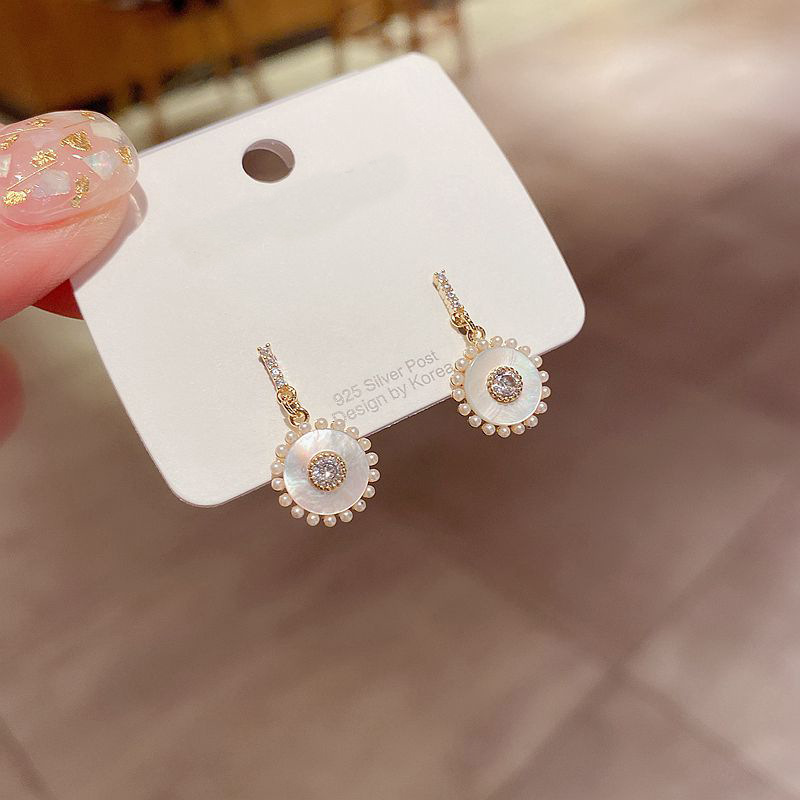 Diamond-studded Natural Shell Circle Earrings display picture 3