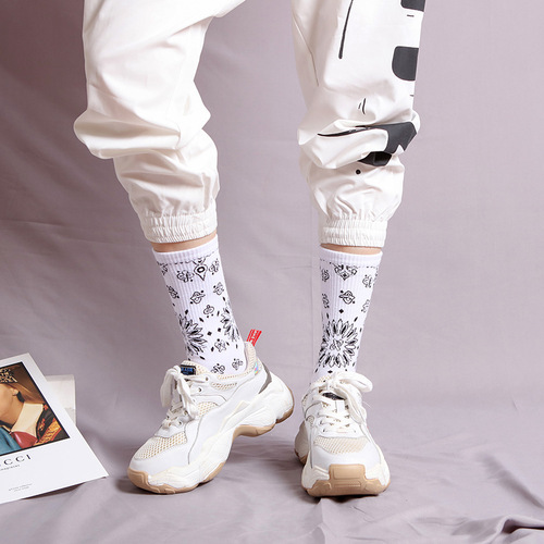 Cross-border e-commerce socks men's mid-tube floral socks trendy brand black and white sports socks trendy mid-top street cotton socks
