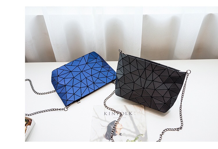 2023 New Matte 5 * 8 Geometric One Shoulder Borsa da donna Versione coreana Fashion Cross Fold Leggero Lingge Borsa piccola_voghion.com