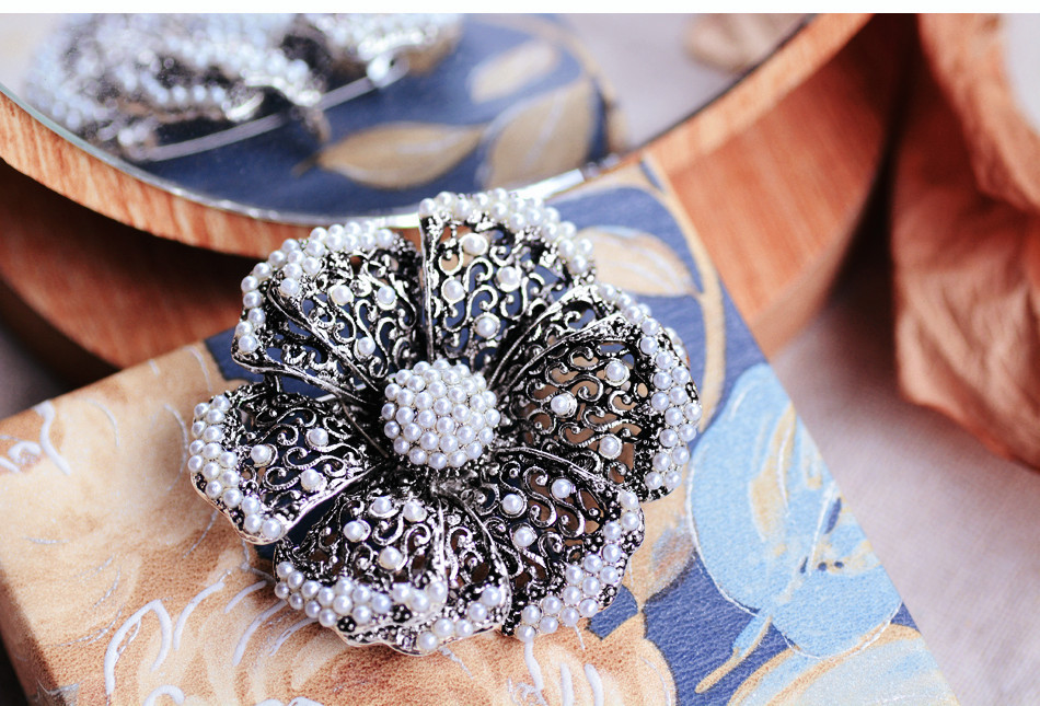 Retro Flower Alloy Plating Inlay Artificial Pearls Unisex Brooches display picture 1