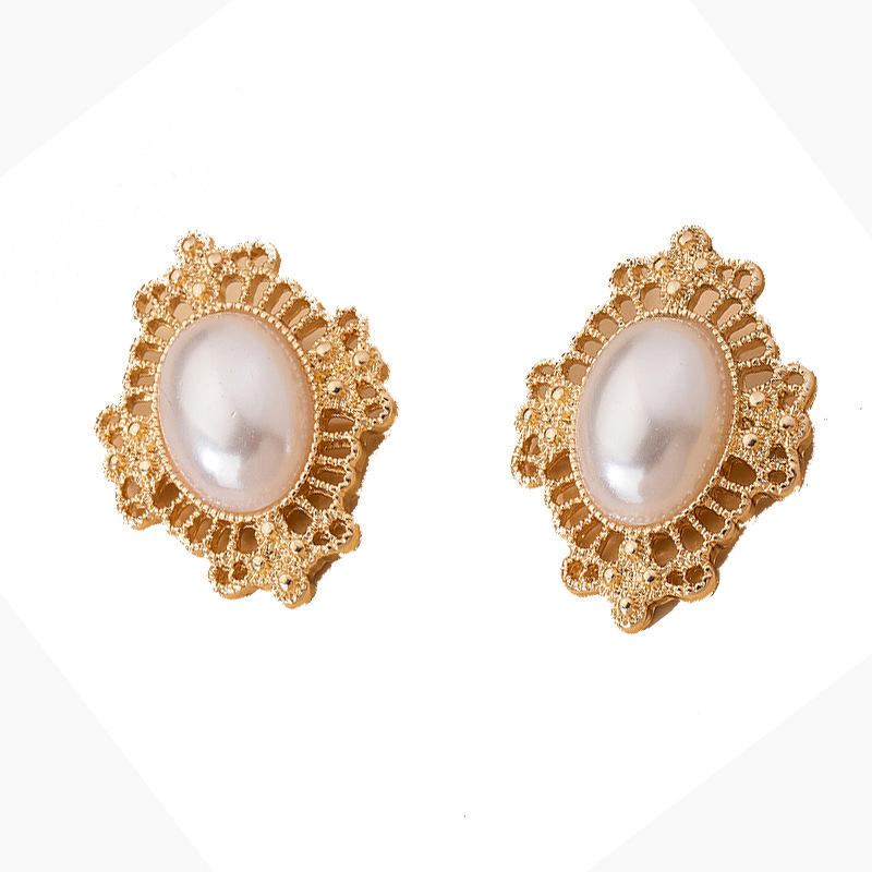 Classic Retro Large Pearl Nostalgic Elegant Ear Clip Alloy Earrings display picture 5