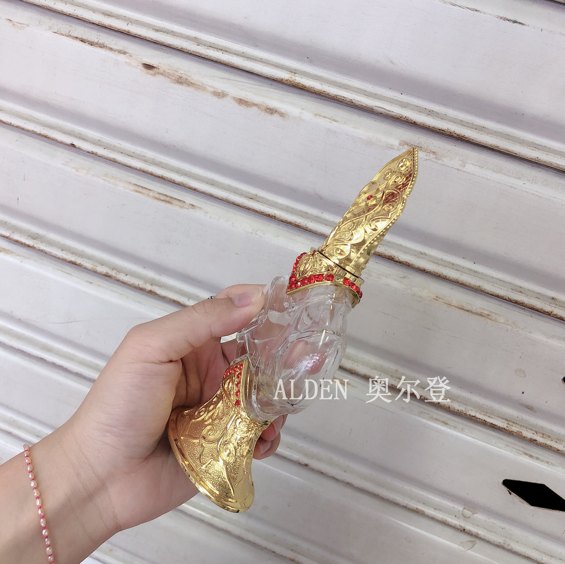 A high-end alloy perfume bottle with a golden glass empty bottle for Dubai vintage essential oil perfume detail image 6