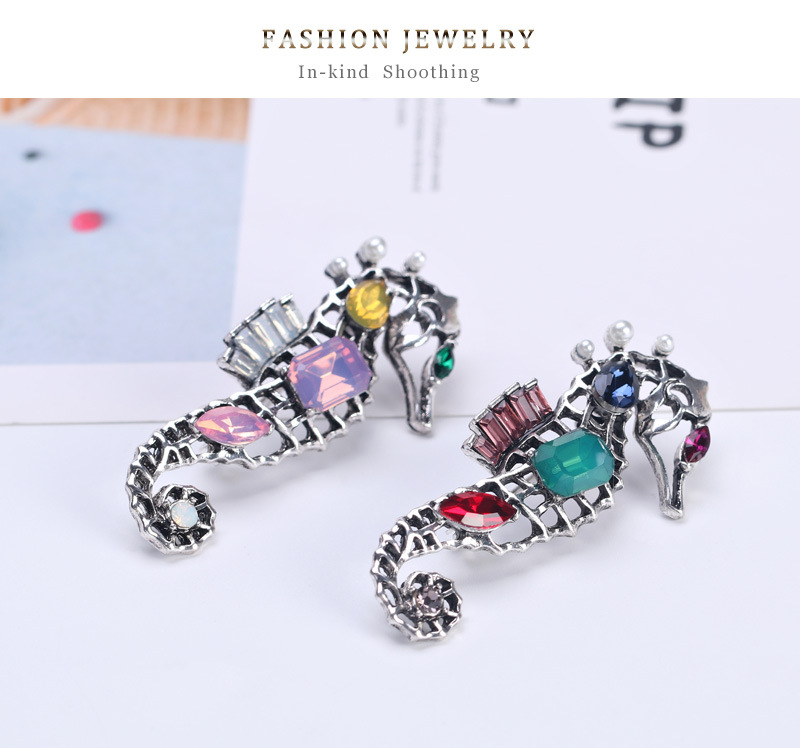Personality Alloy Diamond Animal Brooch Fashion Wild Retro Hippocampus Corsage  Wholesale Nihaojewelry display picture 4