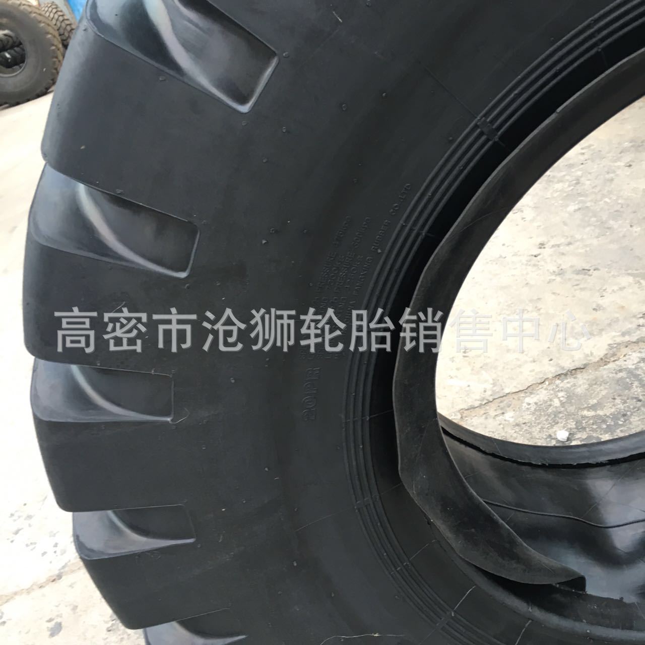 Neumático de maquinaria de ingeniería patrón L-4 20.5-25 Neumático de carretilla elevadora 30 en forma de A 17.5-25