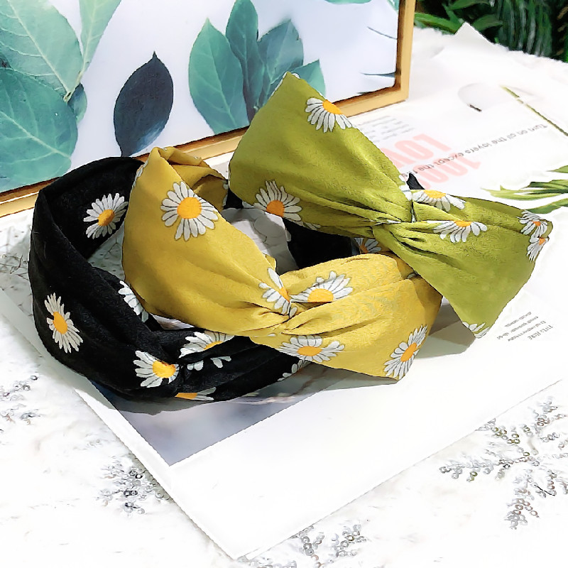 New Korean Popular Small Daisy Fashion Fabric Hair Accessories Wide-brimmed Cross Knotted Fresh Summer Headband Wholesale Nihaojewelry display picture 2