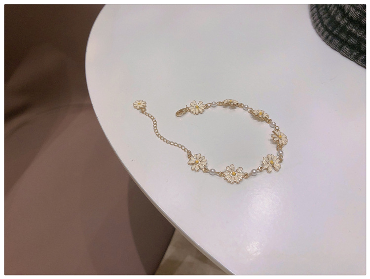 Wholesale of Japanese and Korean fresh sunflower bracelets for women, small daisies, simple ins accessories, the same style as Internet celebrities, factory direct sales pic 22