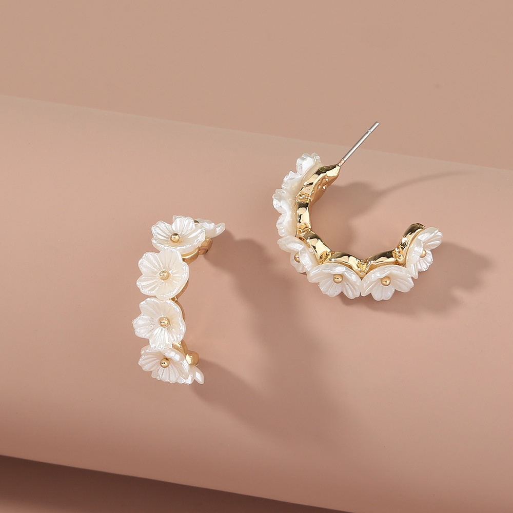 Wholesale Retro Pearl Petal C-shape Earrings Nihaojewelry display picture 4