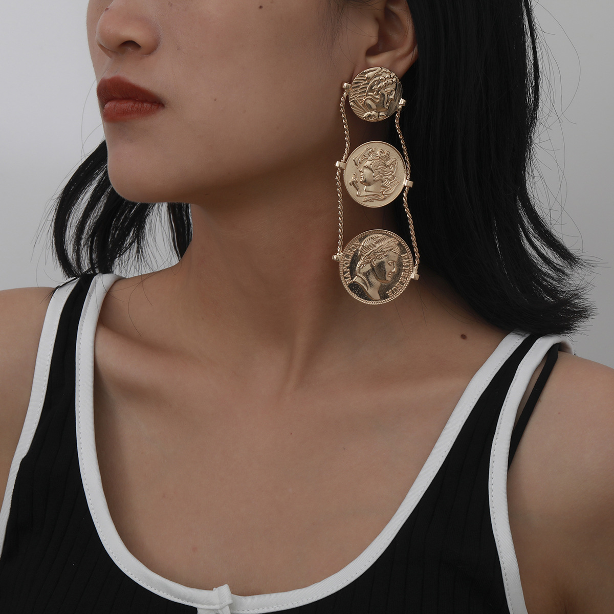 Fashion Exaggerated Disc Simple Woman Portrait Earrings display picture 3