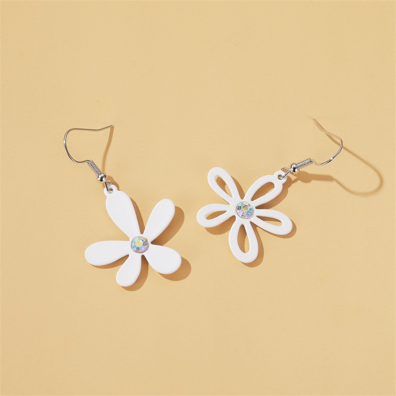 Simple Asymmetric Hollow Flower Earrings Five Petal Flower Earrings For Women Nihaojewelry Wholesale display picture 4