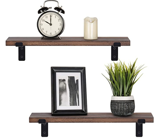 乡村木质墙壁储物架