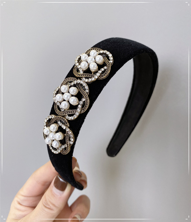 Korean New Pearl Hair Hoop Solid Color Velvet Sponge Diamond-encrusted Flowers Wide-brimmed Headband Nihaojewelry Wholesale display picture 3