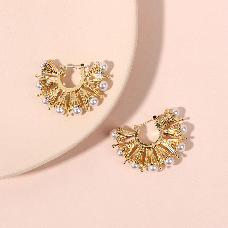 Exaggerated Niche Fan-shaped Bucklow Pearl Retro Golden Earrings For Women Nihaojewelry display picture 7