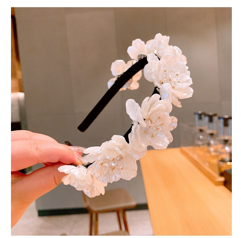 Korean Retro Small Fragrance Style Handmade Shell Flowers White Wild Headband Jewelry Wholesale Nihaojewelry display picture 4