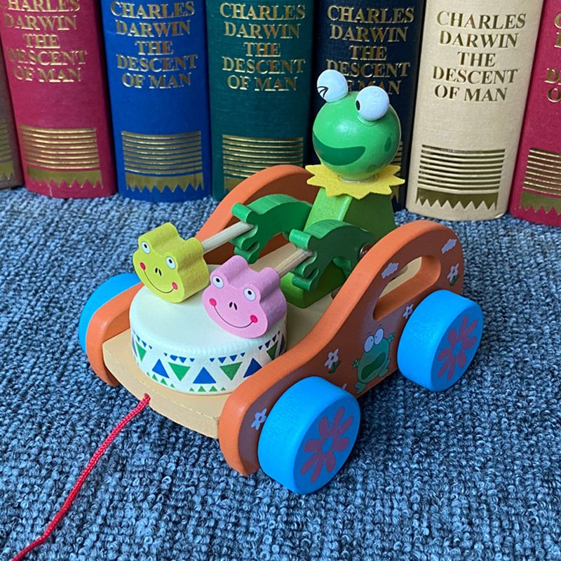 子供の木製の熊は車の赤ちゃんを引き延ばして学校の歩の漫画の熊を引き延ばしておもちゃの車の動物の小さい白いウサギを引きずって車を引き延ばします。|undefined