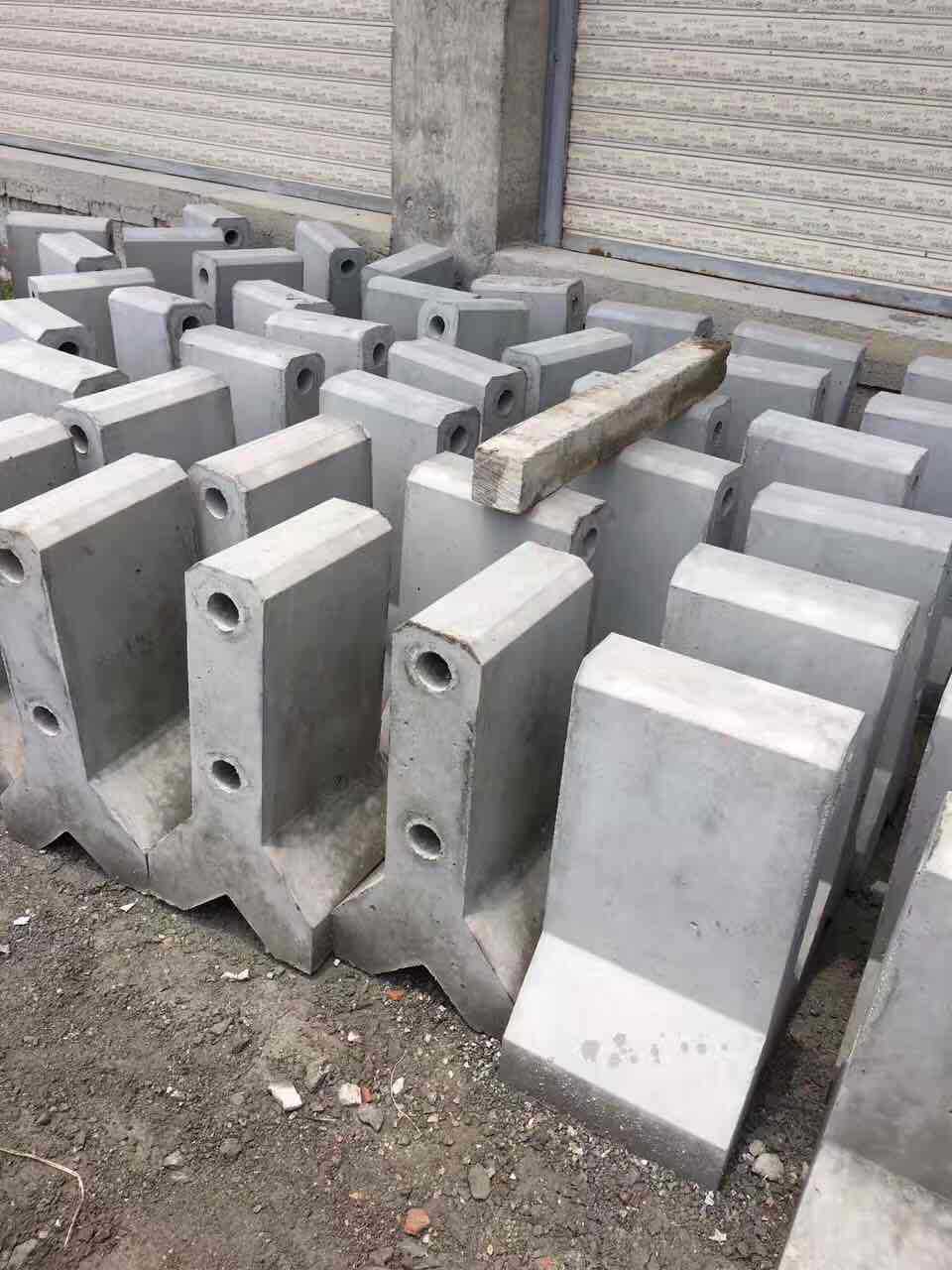 公路隔离墩，水泥墩