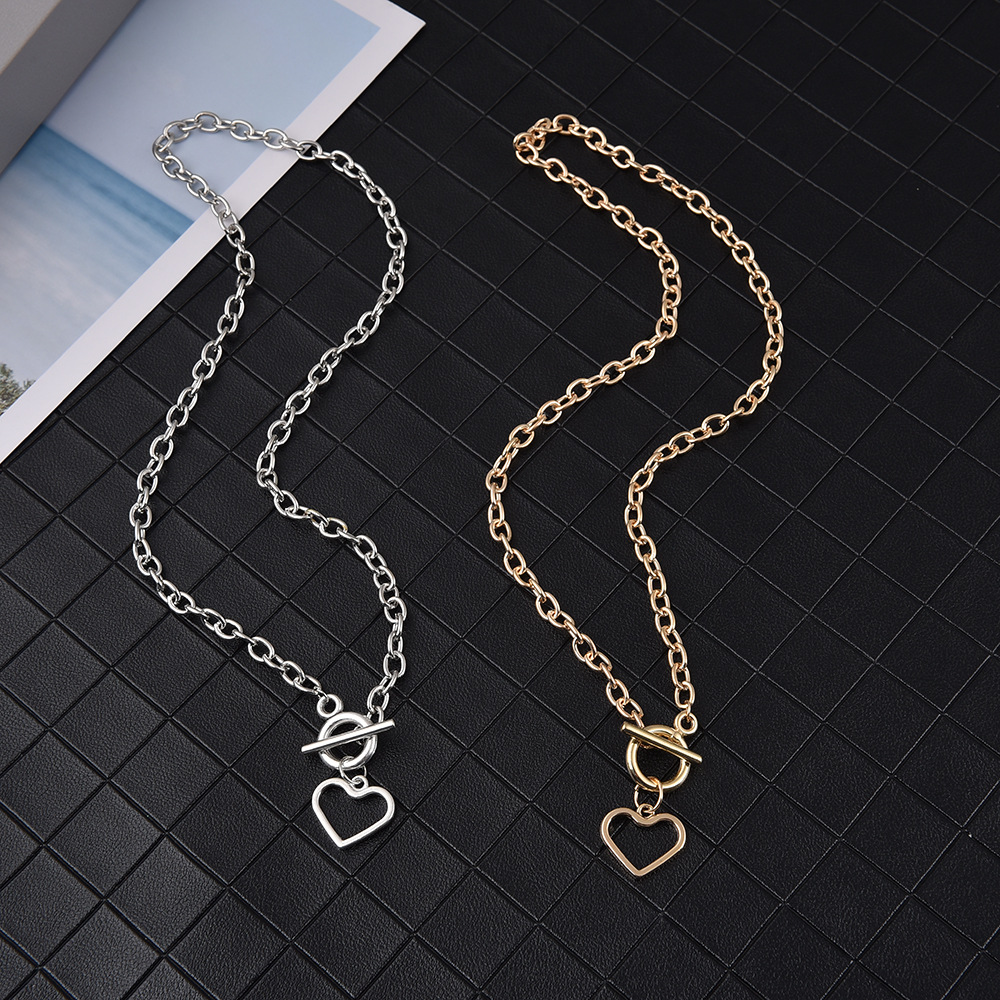 New Retro Hollow Heart Pendant Metal Texture Thick Chain Alloy Necklace display picture 3