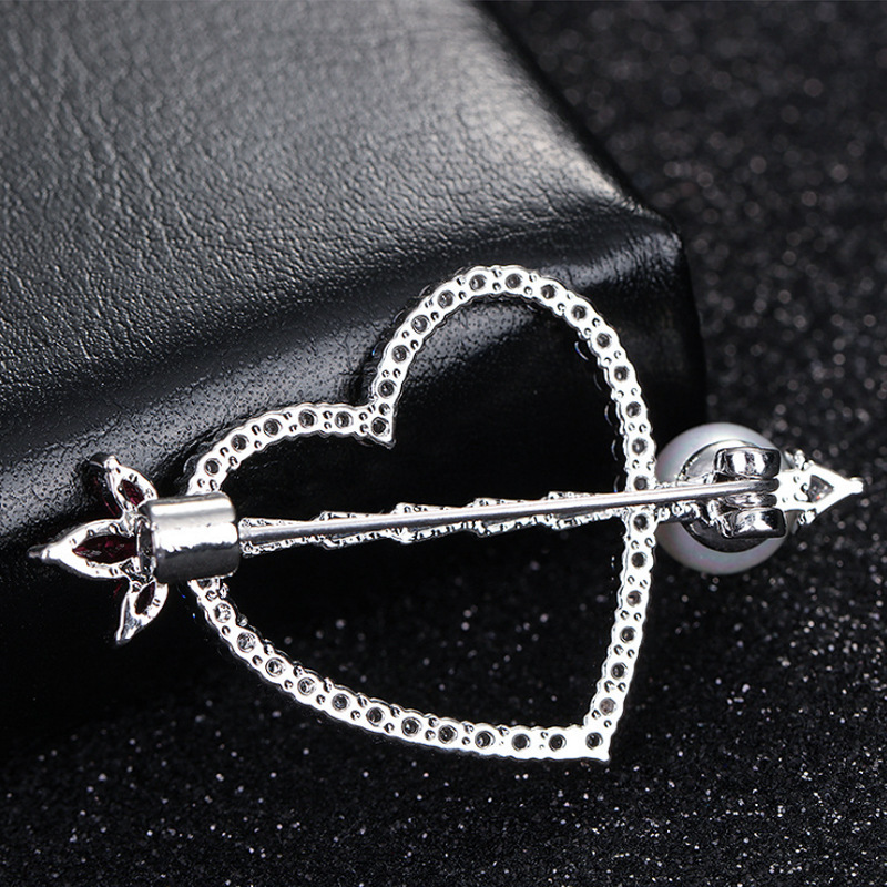 20 fashion originality grace Stone Hao Shi Brooch Hollow Peach Pearl Sternum heart-shaped Pin Accessories