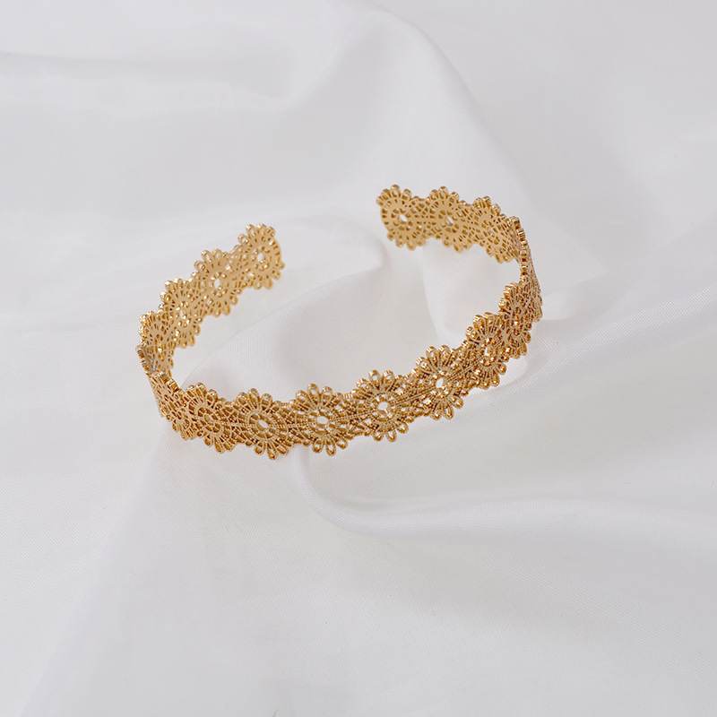 Européenne Et American Vintage Cour Style En Laiton Élégant Creux Dentelle Simple Ouverture Tempérament Bracelet Réglable Cadeau Pour Les Femmes display picture 6