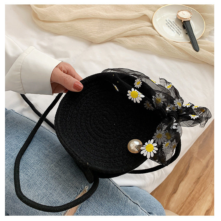 2020 Frühling Und Sommer Neue Gewebte Damen Tasche Kleine Frische Literarische Fan Stroh Gewebte Tasche Kleine Gänseblümchen Seiden Schal Schulter Messenger Frauen Tasche display picture 4