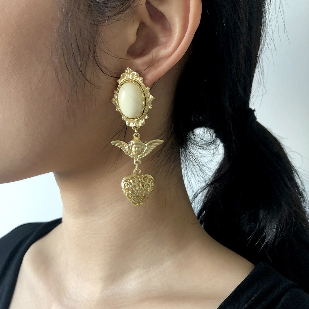 Baroque Retro Portrait Hollow Alloy Resin Earrings display picture 12