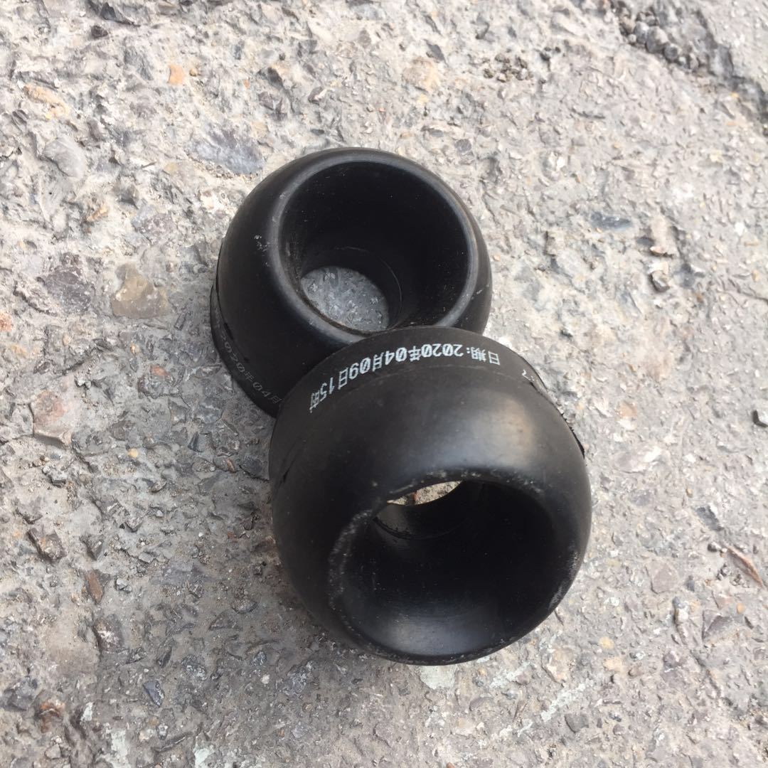 AZ1642430097 豪沃驾驶室翻转前胶垫4