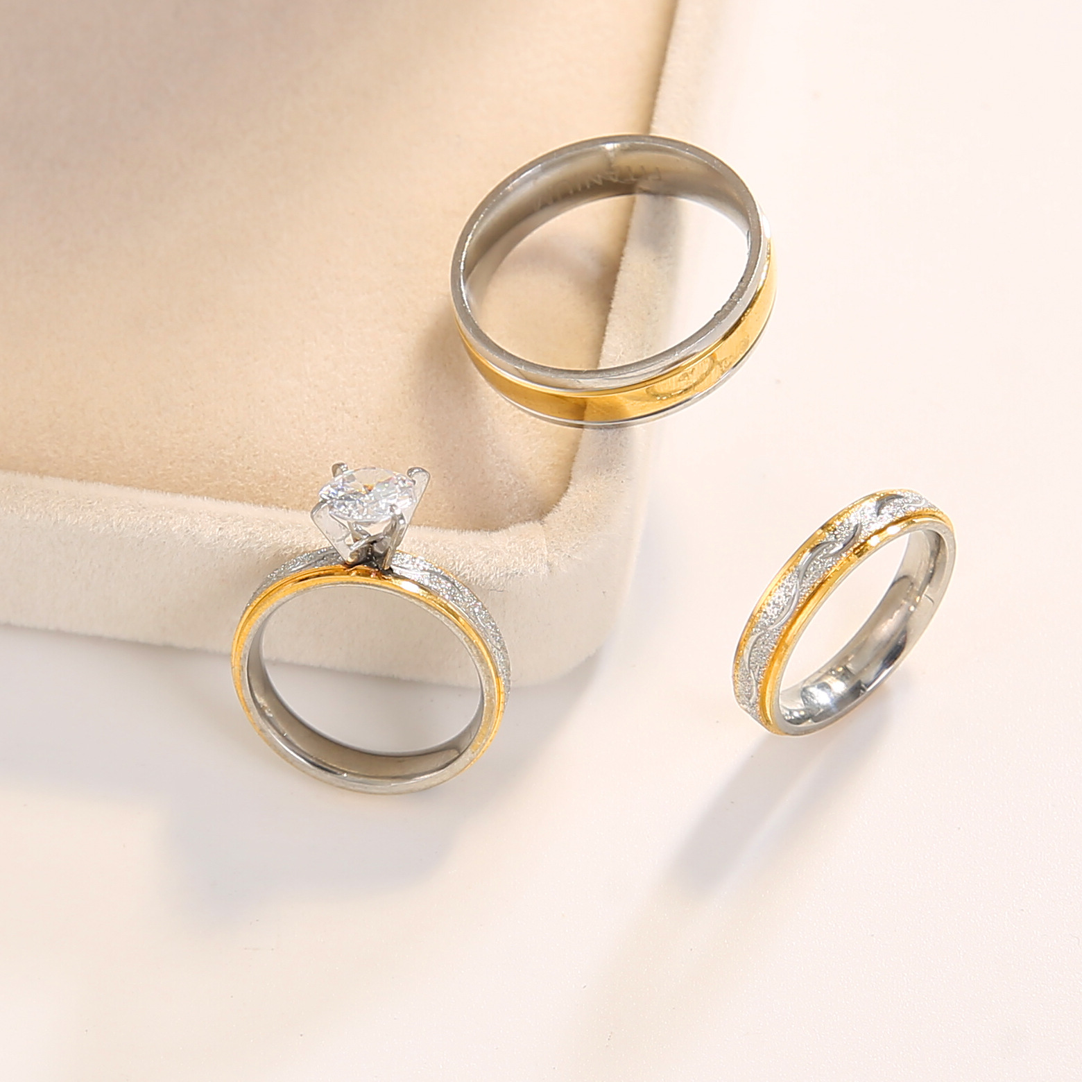 18g Weight 0.03µm Gold Plating Thickness Romantic Simple Style Round Stainless Steel Plating Inlay Zircon Couple Rings
