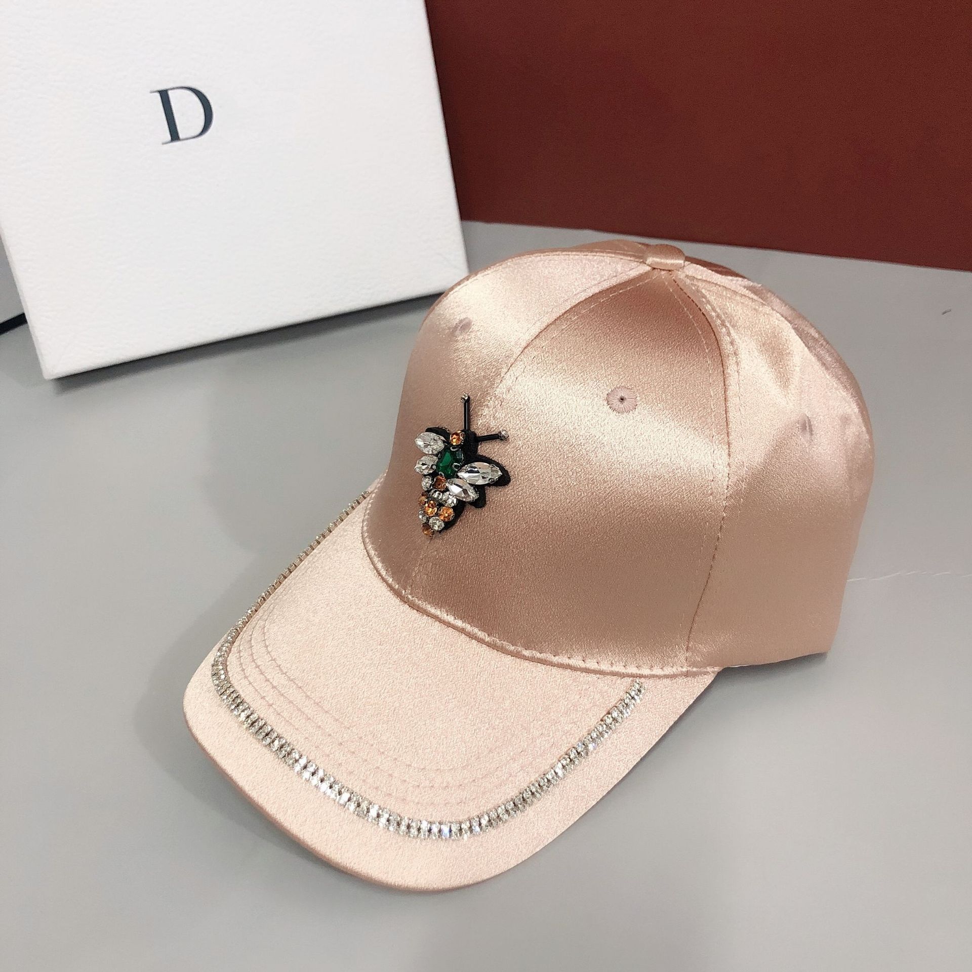 Damen Baseball Cap Aus Satin Mit Biene Und Strassbesatz_voghion.com
