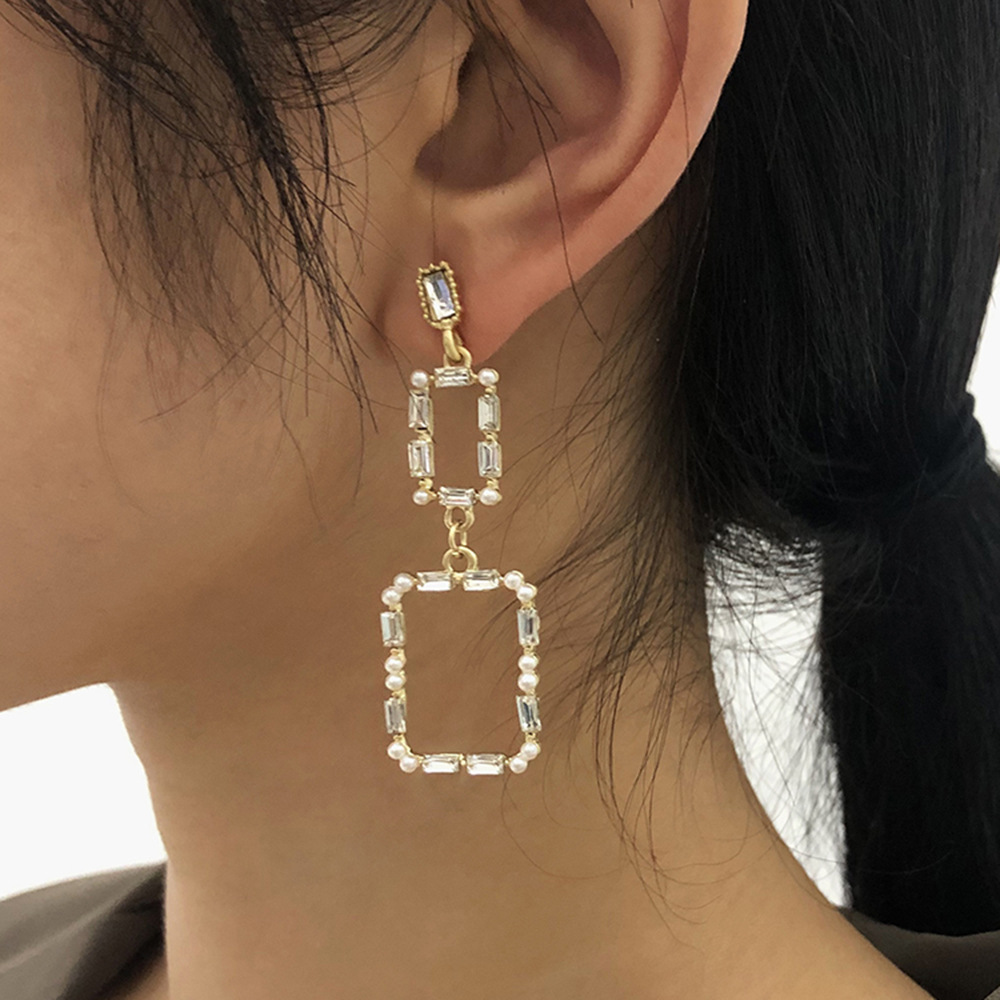 Pearl Long Diamond Earrings display picture 1