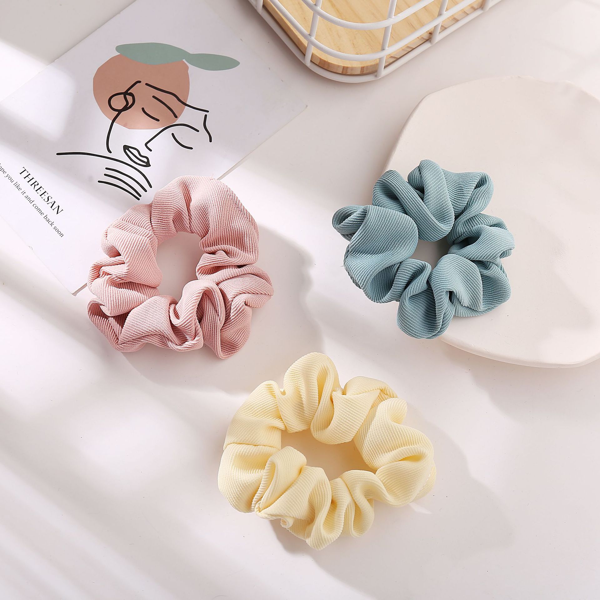 Retro French Solid Color Large Hair Scrunchies Korean Ponytail Girl Head Rope Wholesale Nihaojewelry display picture 3
