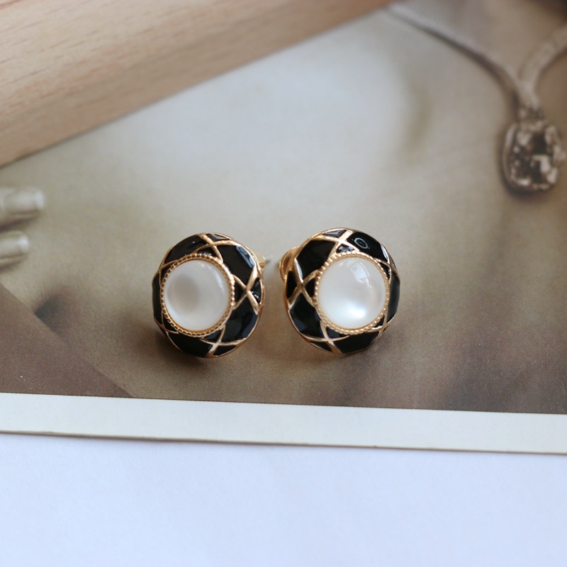 Simple   Square Round Pearl Earrings display picture 12