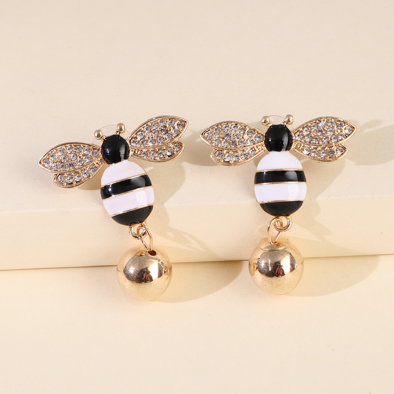 Hot Sales New Symmetrical Earrings Bee Pearl Earrings Ear Jewelry Insect Earrings Korea Wholesale Nihaojewelry display picture 6