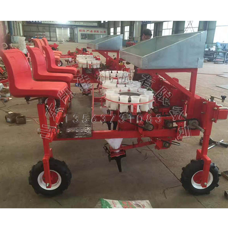 两行打药铺膜移栽一体机 拖拉机后置秧苗种植机 辣椒苗栽种设备
