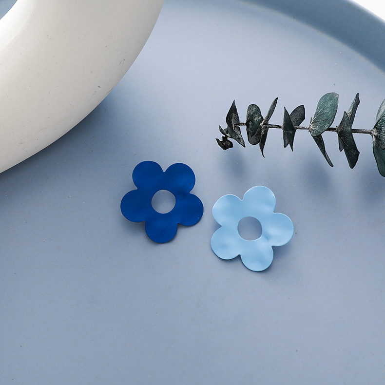 New Hit Color Geometric Flower Haze Blue Small Daisy Flower Alloy Earrings For Women display picture 4