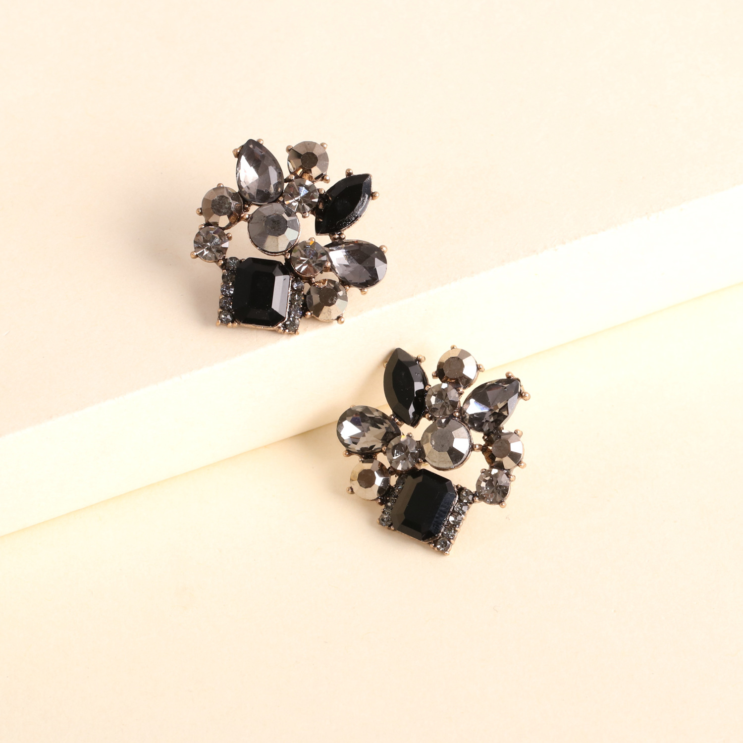 Exaggerated Geometric Earrings New Retro Color Crystal Square Earrings Wholesale Nihaojewelry display picture 3