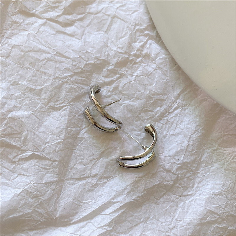 Niche Design Chic Niche Three-dimensional Simple Geometric Curved Earrings Wholesale Nihaojewelry display picture 7