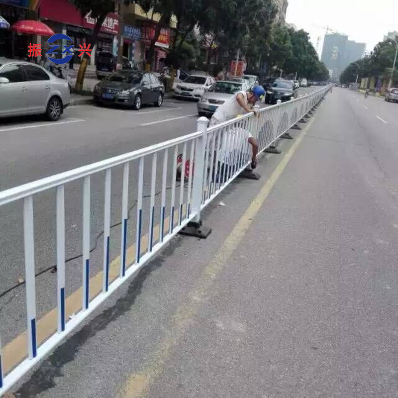 广州厂家供应城市道路护栏 人行道路隔离护栏 不锈钢车行分割栏