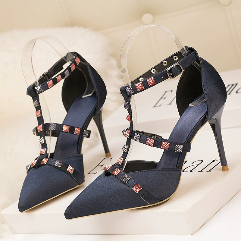 6289-29 в европейском и американском стиле сексуальные атласные заклепки на шпильке на высоком каблуке для похудения с мелким острым носком римские сандалии с Т-образным ремешком для женщин