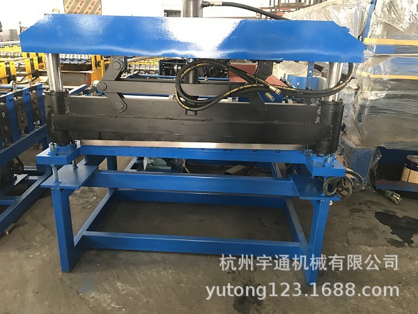 供应金属辊压冷弯成型机械设备，冲压型机，金属型材压型机。