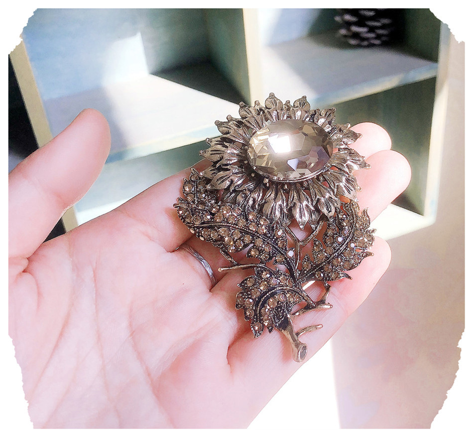 Glam Retro Shiny Sunflower Alloy Plating Inlay Artificial Crystal Rhinestones Unisex Brooches display picture 7