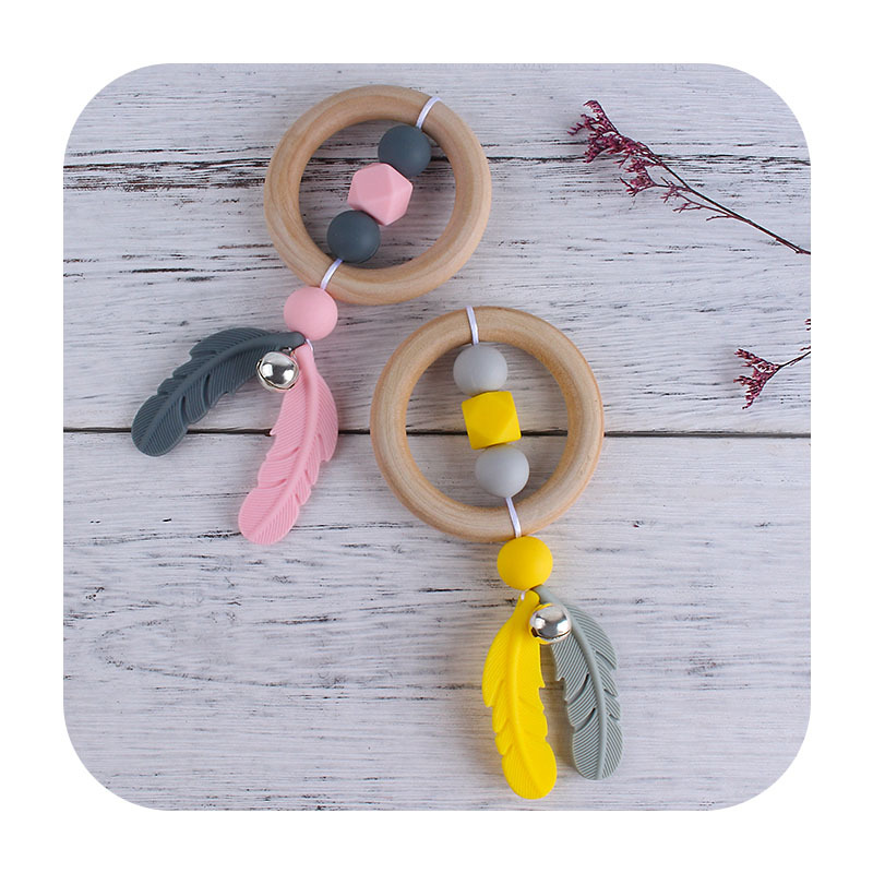 Nueva historieta DIY Hemu anillo de mano sonajero juguete mordedor infantil cuentas de plumas de silicona dientes de molienda palo