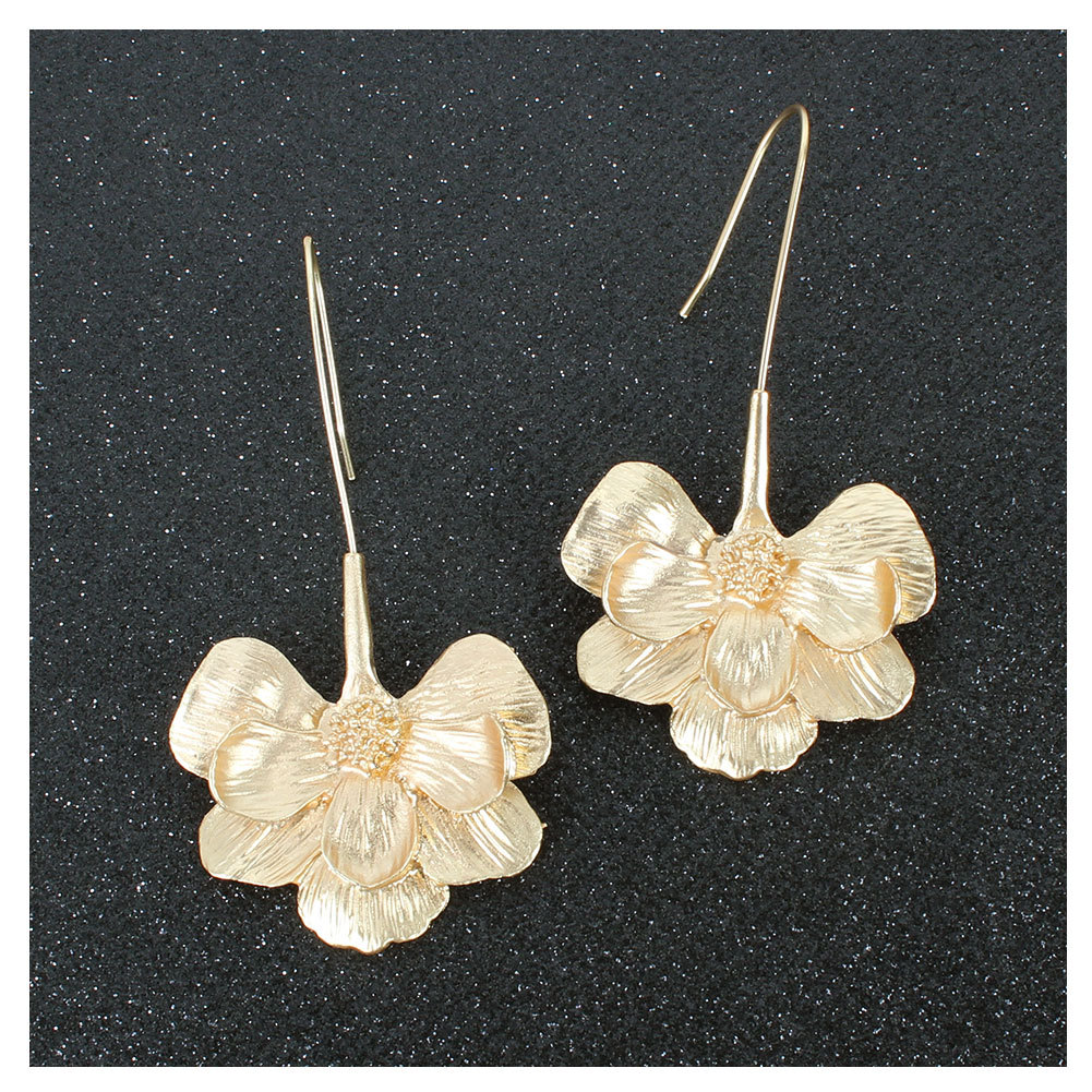 Retro Alloy Flower Ear Hook Atmospheric Metal Personality Simple Earrings Wholesale Nihaojewelry display picture 3