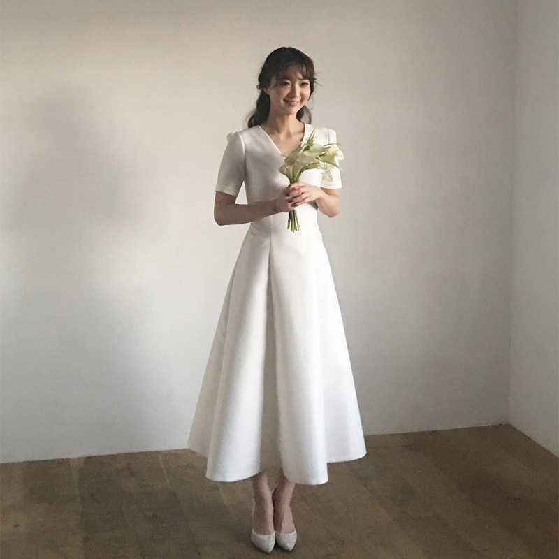 2025 V-Neck Satin Slim-Fit Wedding Dress for Petite Women, Suitable for Banquets and Travel Shoots, Mid-Length with a Long Train
