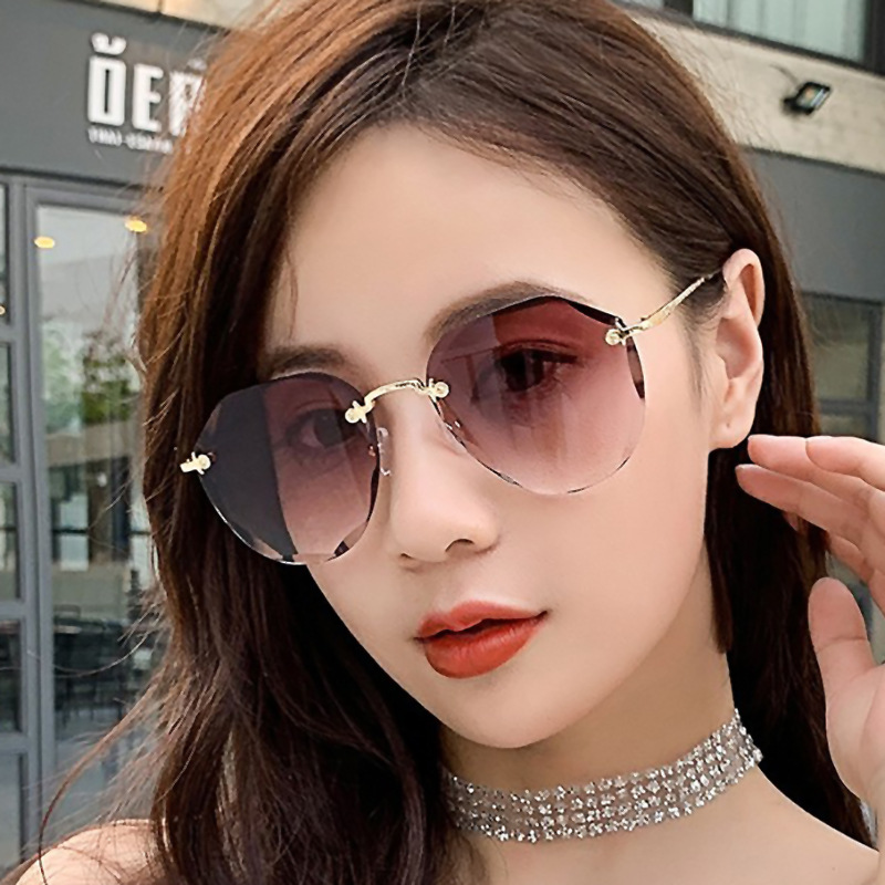 Fashion cut edge net Red Sunglasses, female personality trend, gradual change of color glasses, shaking, net red INS, toad tiktok