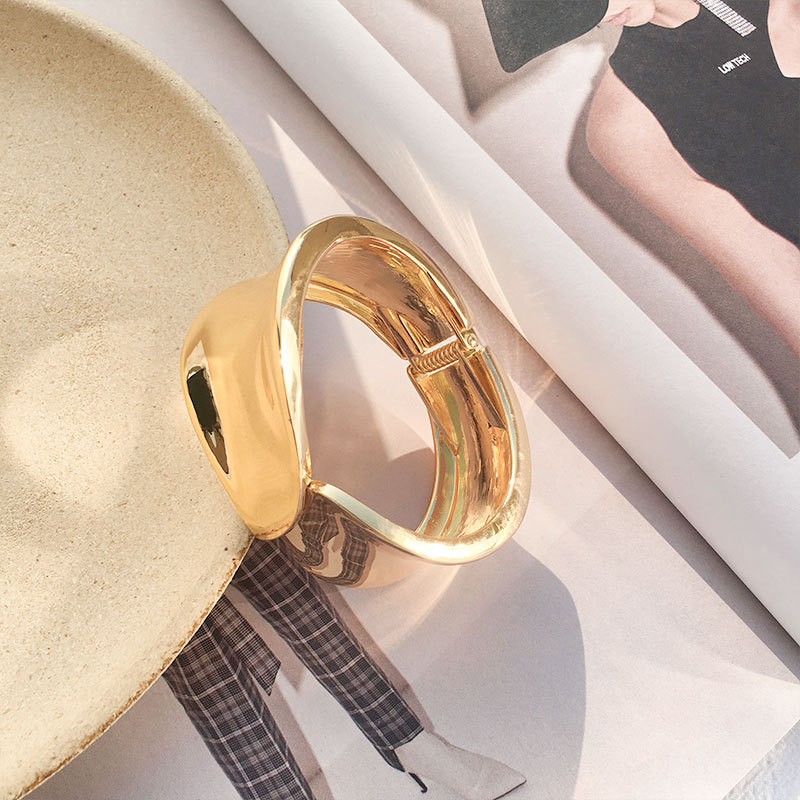 new gold-plated asymmetrical leaf shape unilateral polka dot bracelet