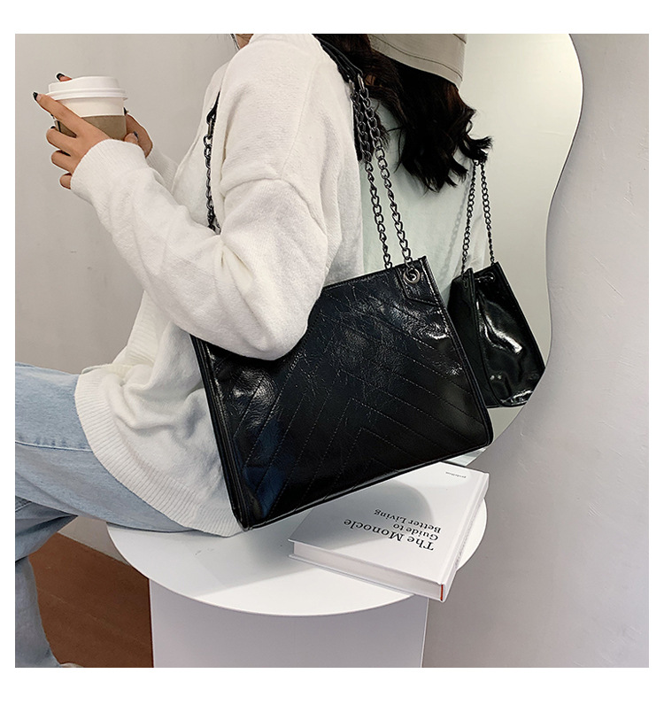 Simple New Trendy Fashion Chain Shoulder Wild Small Square Large-capacity Bag For Women display picture 6