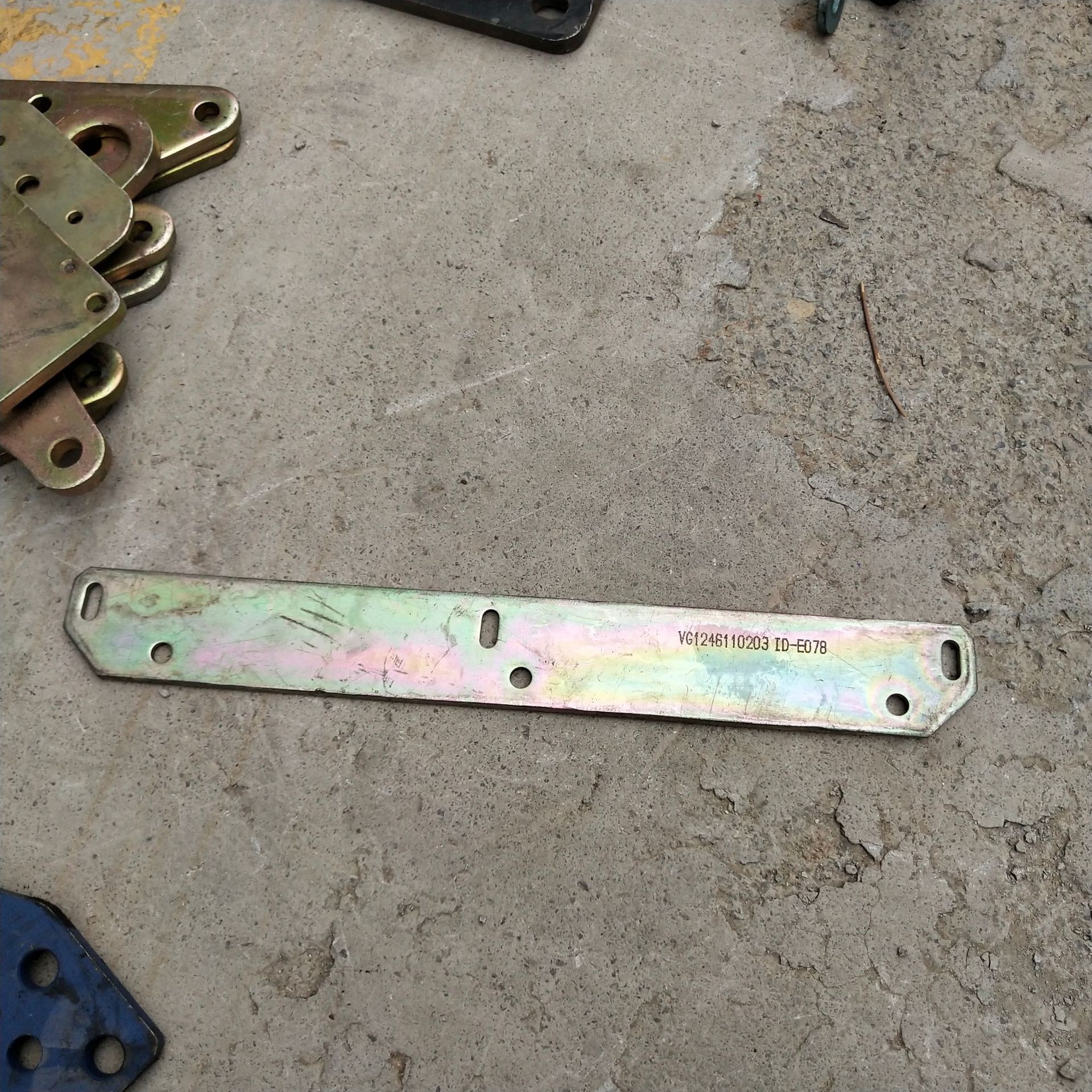 VG1246110203 重汽D12发动机支撑板1