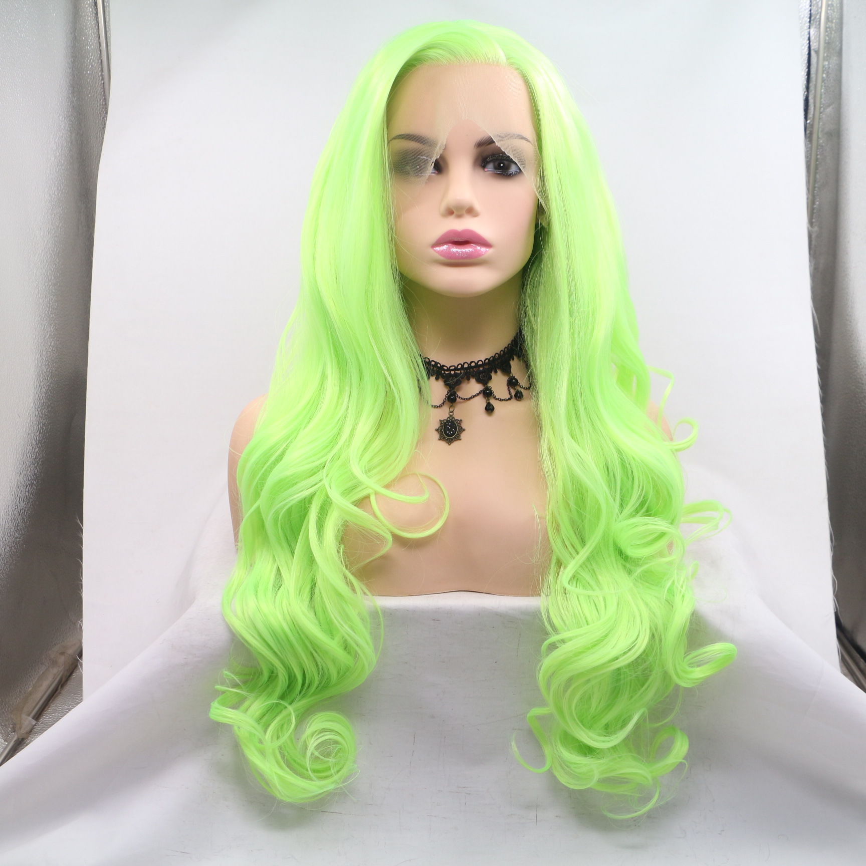 Comercio exterior Europa y América moda fibra química pelucas verde fluorescente mujer cabello largo recto de alta temperatura seda cubierta de cabeza mayorista