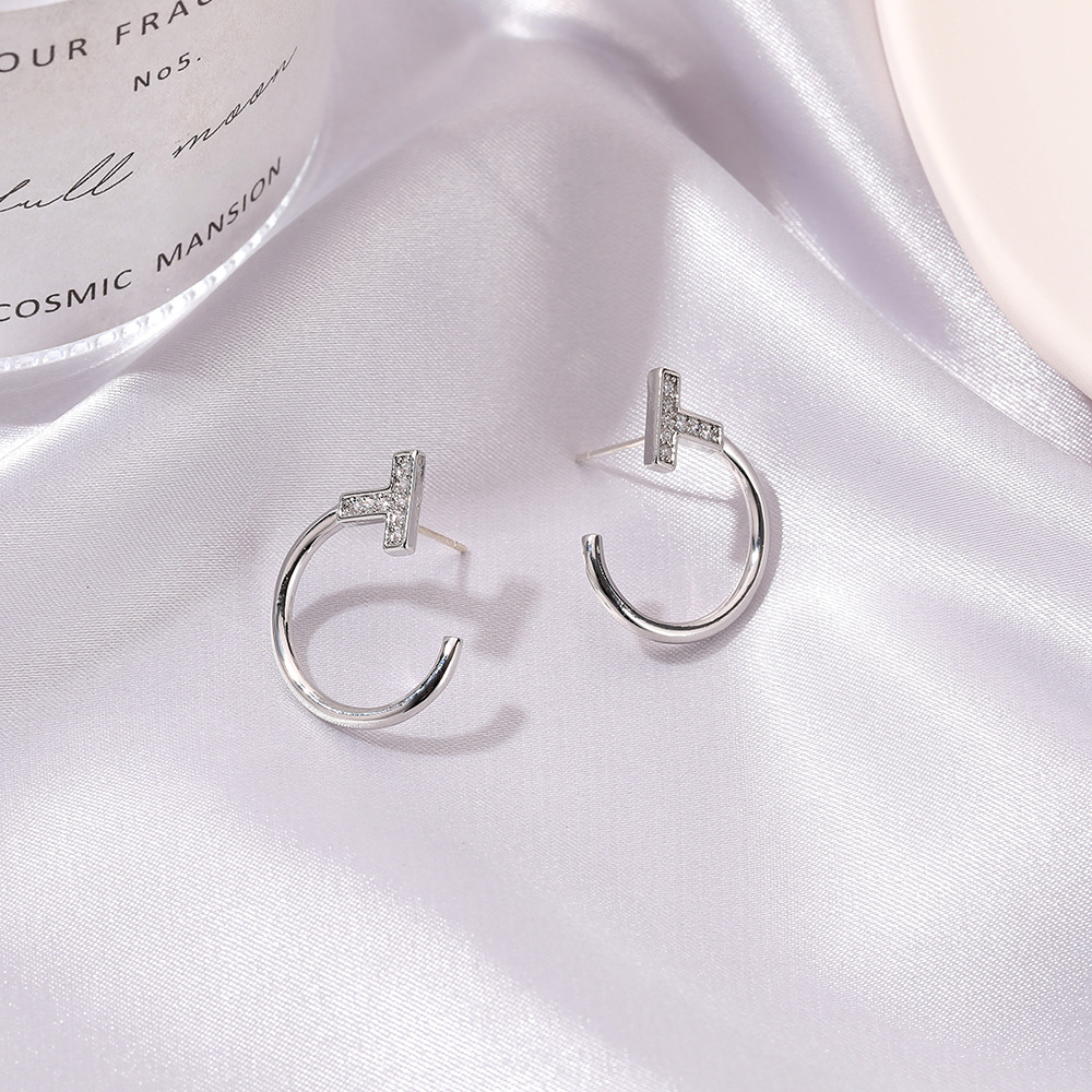 Boucles D&#39;oreilles Lettre T Micro-incrustées De Zirconium display picture 6